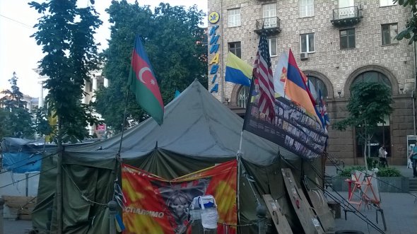 Флаги Азербайджана и Армении на киевском Майдане