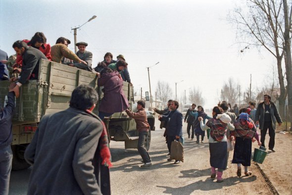 Люди покидают город Агдам во время боев 1993 года