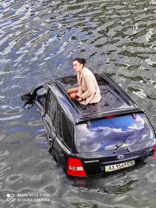 Женщина, которая вела машину, вышла на берег практически сухой