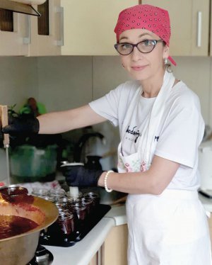 Ірина Микитеєк із Чернівців виготовляє варення. Продає його через соцмережі. Банка коштує від 95 гривень
