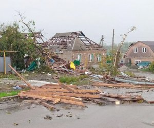 Штормовий вітер пошкодив приватні оселі в Кропивницькому 17 жовтня. Ремонтувати хати допомагають волонтери. Відкрили рахунок для пожертв потерпілим, привозять будматеріали. Розносять гарячу їжу по будинках, що залишилися без газу й електрики