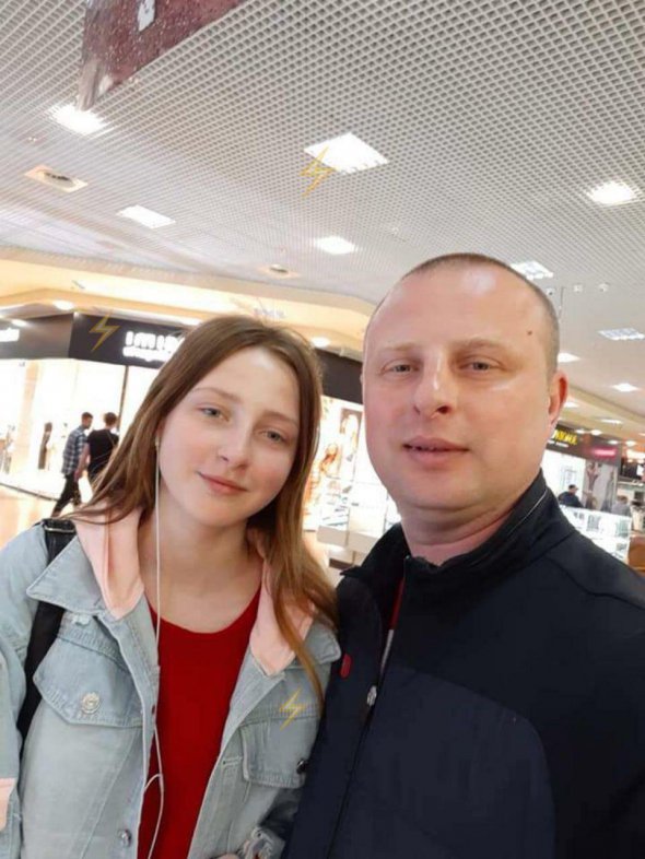 Підполковник ДСНС 41-річний Дмитро Азаренков загинув у ДТП разом із донькою 15-річною Анастасією на кільцевій дорозі Харкова. У їхнє авто в лоб влетів позашляховик
