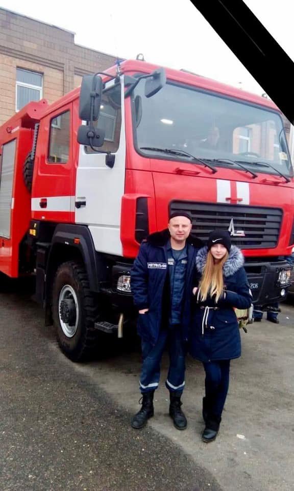 Підполковник ДСНС 41-річний Дмитро Азаренков загинув у ДТП разом із донькою 15-річною Анастасією на кільцевій дорозі Харкова. У їхнє авто в лоб влетів позашляховик