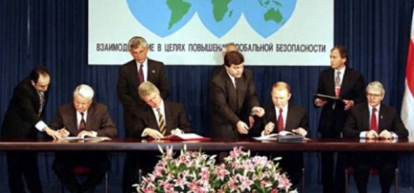Підписання договору про без'ядерний статус України