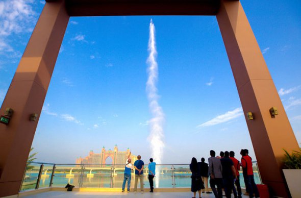 Фонтан в Дубае бьет вверх на 105 м