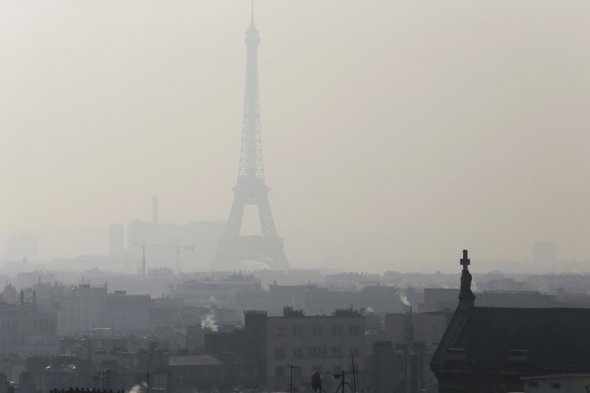 Париж в автомобильном смоге. Март 2017 г.