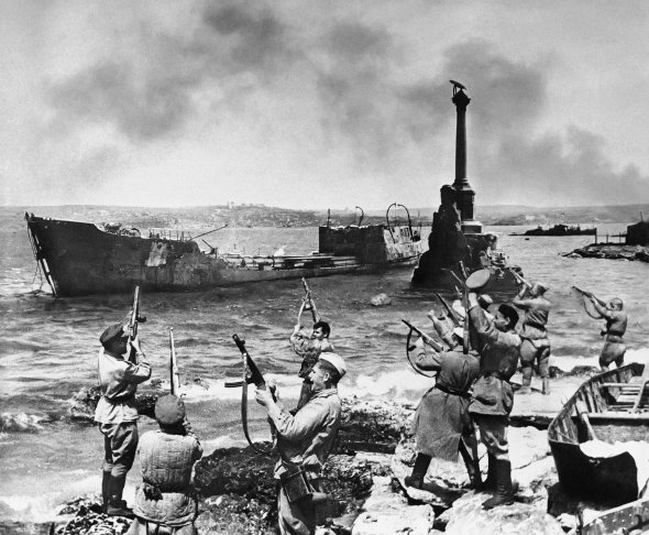 Радянські солдати захопили узбережжя Севастополя 8 травня 1944 року. Битва за Крим між Червоною армією і Вермахтом тривала більш як місяць. Льотчик Амет-Хан Султан у складі 8-ї повітряної армії вистежував і перехоплював німецькі літаки з боєприпасами та продовольством, що прямували на півострів. Цим підривав сили німців у Криму