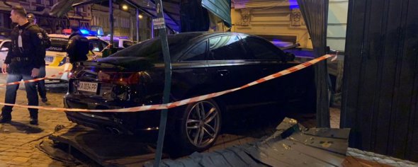 Водитель влетел в дом в центре Киева