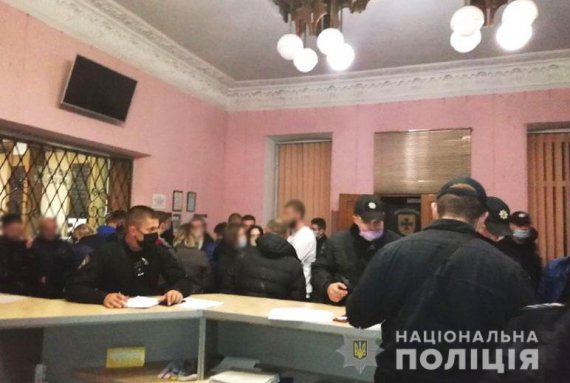 В Ровно задержали 5 микроавтобусов с киевлянами, которые агитировали против местного кандидата