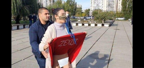 На избирательном участке, куда прибыл Владимир Зеленский с женой Еленой, произошел инцидент с участием активистки Femen