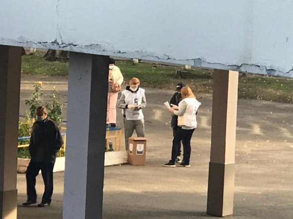 Після приїзду поліції волонтери залишили приміщення виборчої дільниці та розташувалися на вулиці