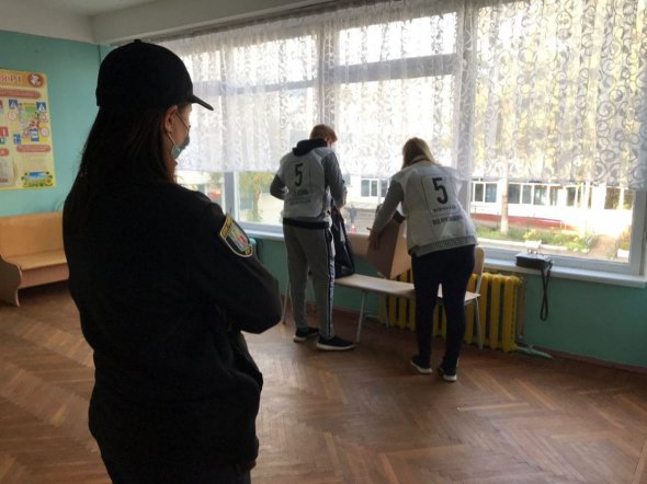 У Києві волонтери, які проводять опитування від президента Володимира Зеленського, намагалися працювати безпосередньо в приміщенні виборчої дільниці