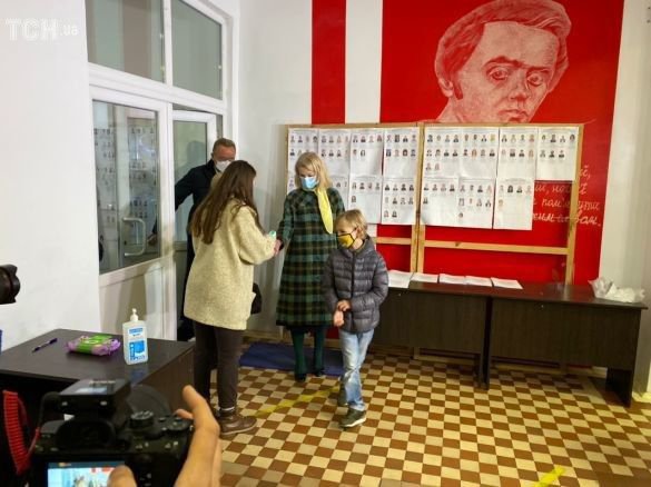 Голосовать мэр Львова пришел с женой, тещей и младшим сыном
