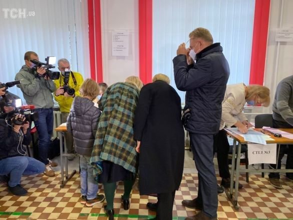 Действующий мэр Львова Андрей Садовый не смог проголосовать на местных выборах, поскольку не имел украинского паспорта