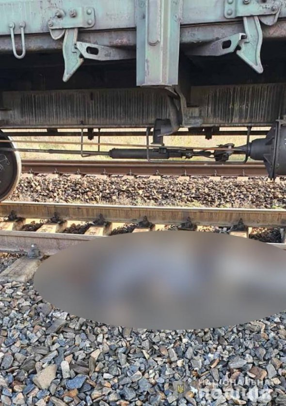 У Запорізькій  області вантажний потяг переїхав  76-річного чоловіка, який  лежав поперек залізничної колії