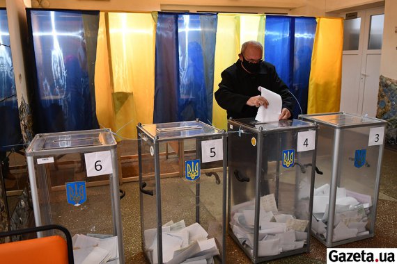 Станом на 13.30 год. на виборчих дільницях Львова явка виборців становить в середньому 14%. 