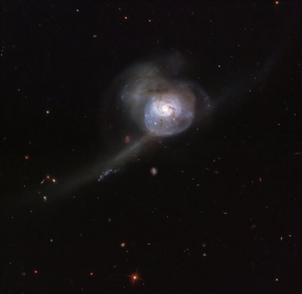 NGC 34 образовалась в результате слияния двух галактик