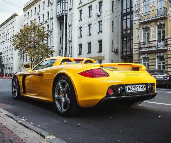 В Киеве заметили элитный суперкар Porsche Carrera GT