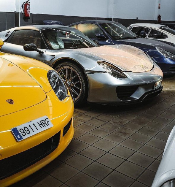 У Києві помітили елітний суперкар Porsche Carrera GT