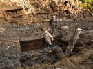 Специалисты из Верховинского лесхоза вручную разрезали бревна плотины "Лостунец". Осень 2020