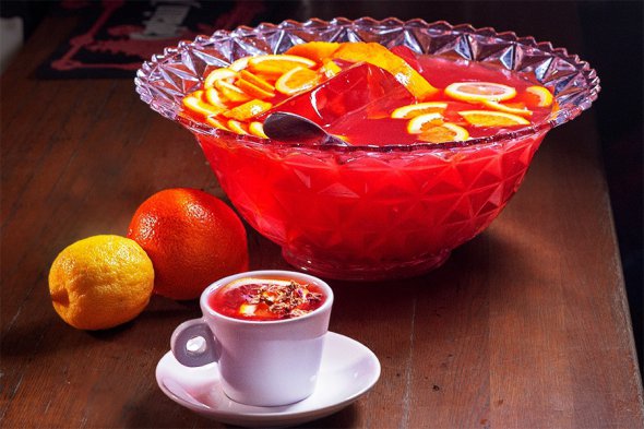 У пунш додають апельсини та заморожені ягоди