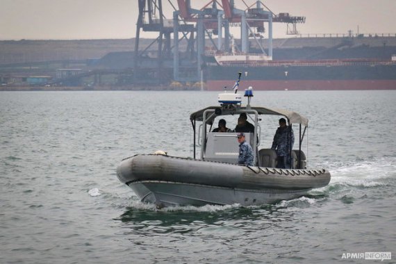 Американські та українські водолази оглядають причал