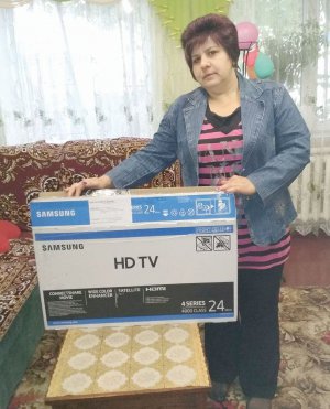 Надія Рибка з села Руденківка Новосанжарського району на Полтавщині показує телевізор, який отримала від ”Газети по-українськи”