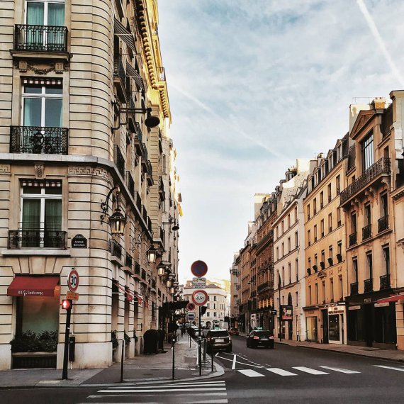 Во Франции иностранцы могут устроиться нянями, отельерами, гидами или сниматься в реалити шоу