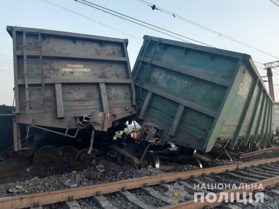 В Кривом Роге во время движения грузового поезда сошли с рельсов 14 вагонов. Выяснилось, металлические фрагменты железнодорожного пути скрутил ранее судимый местный житель, чтобы сдать на металлолом