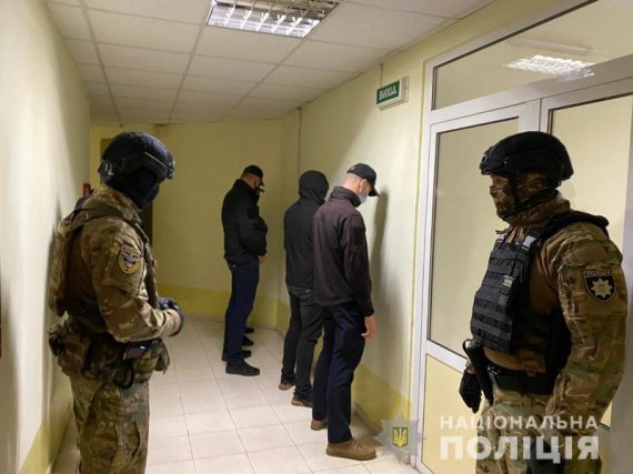 В Одесі невідомі виштовхали чоловіка з власної квартири та встановили на вхідних дверях нові замки