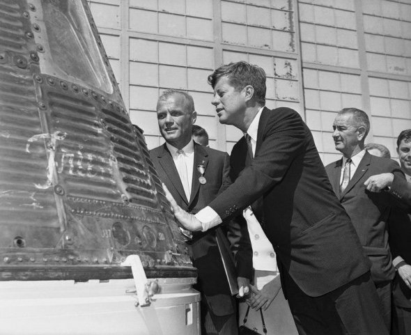 Джон Гленн с 35-ым президентом США Джоном Кеннеди