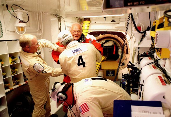 Астронавт на борту космического шаттла Discovery