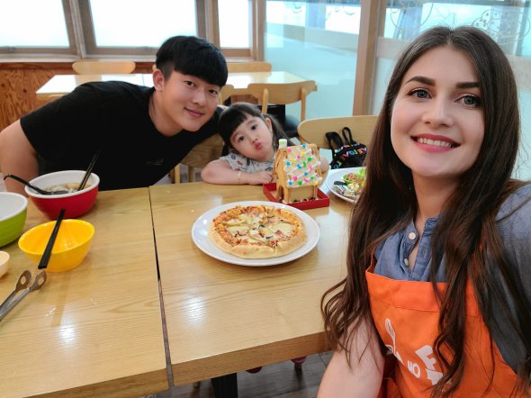 Українка Наталія Волошин 5 років мешкає в корейському місті Пучхон. З чоловіком корейцем Мун Ин Хван виховують доньку 3-річну Джівону