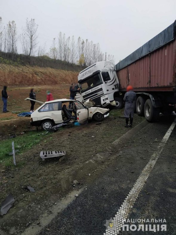 В результате аварии на месте происшествия погиб водитель автомобиля ВАЗ 50-летний житель Умани