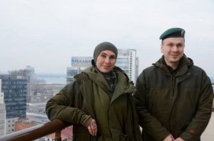 В 2014 супруги отправились добровольцами на Донбасс, служили в полку милиции особого назначения "Киев"