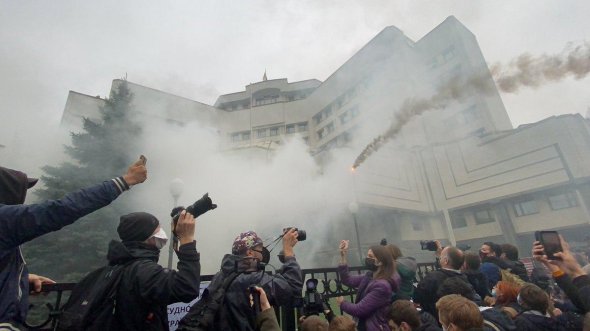 Люди под судом жгли фаеры и кидали покришки