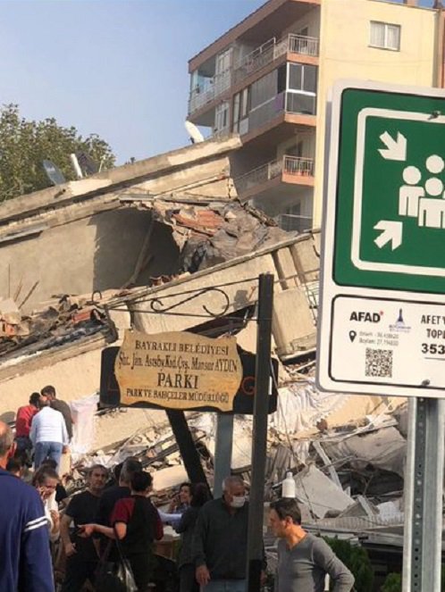 В Турции землетрясение разрушило десятки зданий 