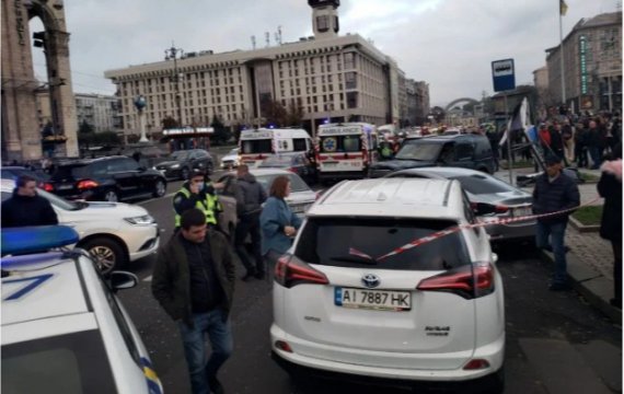 На Майдане Независимости в Киеве, водитель авто Land Rover сбил насмерть 2 человек. Еще трое - получили травмы