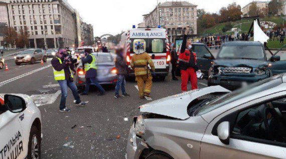 На Майдане Независимости в Киеве водитель авто Land Rover 66-летний Юрий Назаренко сбил насмерть 2 человек. Еще четверо - получили травмы