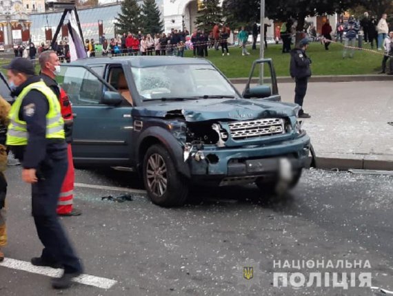 На Майдані Незалежності в Києві водій авто Land Rover 66-річний Юрій Назаренко збив на смерть 2 людей. Ще четверо - отримали травми