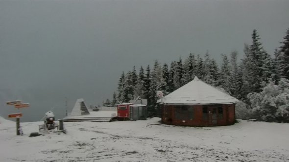 В горах за станом на ранок суботи була негативна температура і йшов невеликий сніг. Фото: Facebook