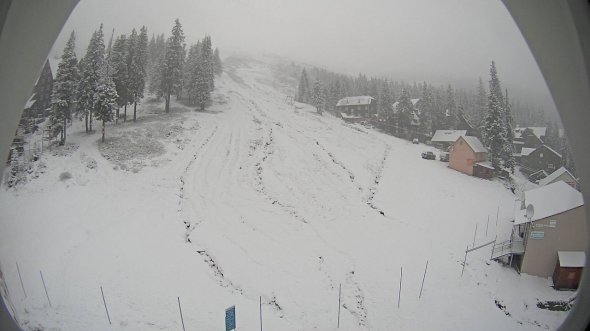 В горах по состоянию на утро субботы была отрицательная температура и шел небольшой снег. Фото: Facebook