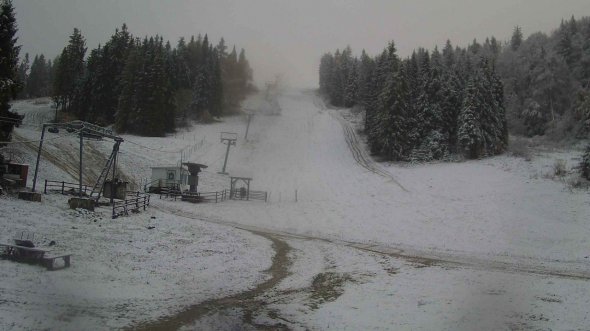 В горах за станом на ранок суботи була негативна температура і йшов невеликий сніг. Фото: Facebook