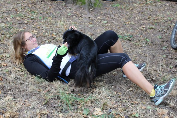 Аліна Островерхова грається із чорним собакою - улюбленцем господарів етносадиби "Старий хутір"