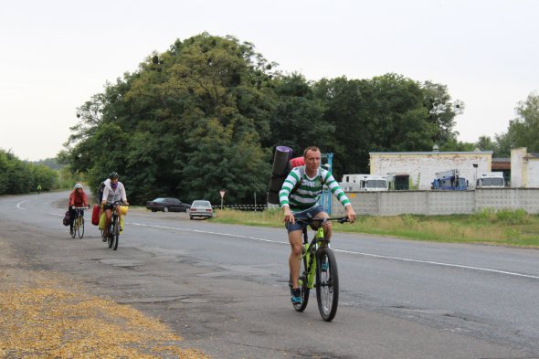 Велосипедисты едут по трассе Полтава-Опошня. Общая протягнисть марштуру - около 44 километров