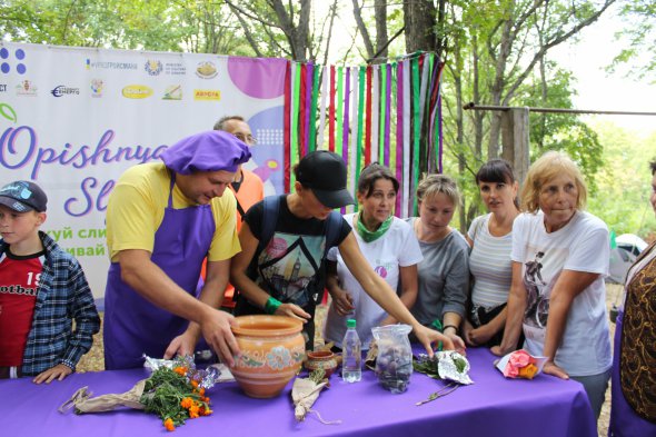 Велосипедисты консервируют сливы