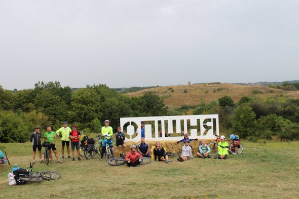 Полтавські велосипедисти фотографуються на фоні Лисої гори в селищі Опішня