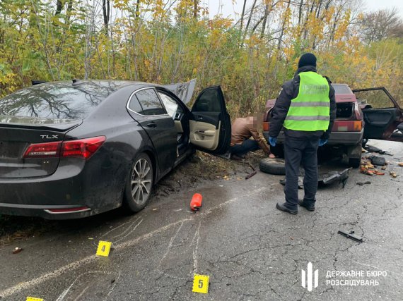 На Черниговщине прокурор за рулем автомобиля Acura в лоб протаранил ВАЗ. Водитель и пассажир последнего погибли на месте