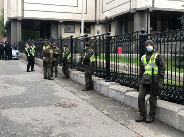 В КСУ проходит акция "Зазіхаєте на мову? Вам дорога до Ростову!"