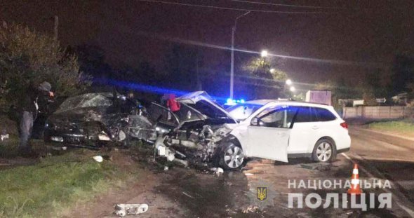 38-річна водійка Mazda Xedos 6 загинула на місці. Її 38-річний пасажир та двоє   дітей з  травмами у  лікарні